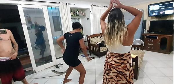  Elas dançando e rebolando loucas para se entregar